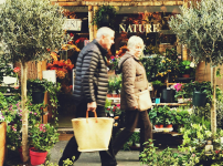 연로한 커플이 장을 보는 이미지