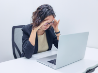 극심한 두통의 여성