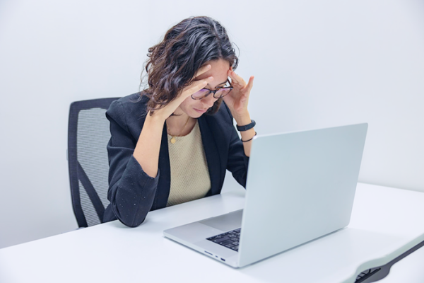 극심한 두통의 여성