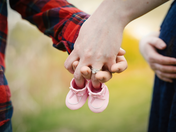 임신한 부부의 행복한 손깍지