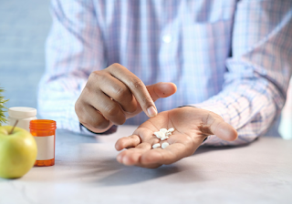 다량의 약을 먹는 이미지