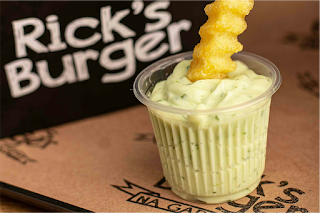 마요네즈로 만든 감자튀김 소스