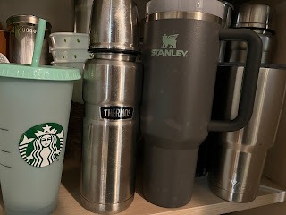 팬트리 안에 텀블러들