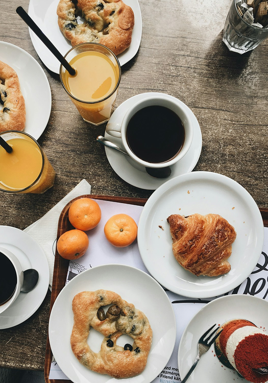 빵과 커피 쥬스 과일이 있는 식사