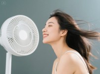 선풍기 앞에 있는 여자 이미지