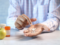 다량의 약을 먹는 이미지