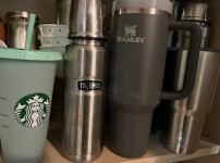 팬트리 안에 텀블러들