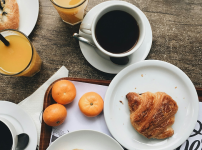 빵과 커피 쥬스 과일이 있는 식사