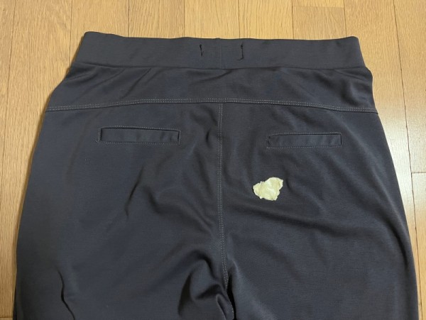 껌이 묻은 바지