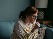 밤에 기침때문에 잠이 깨 소파에 앉아있는 모습