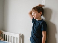 남자아이가 키를 재고 있는 중