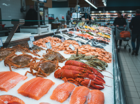 마트의 해산물 코너에 아스타잔틴이 풍부한 붉은색 해산물이 진열된 모습